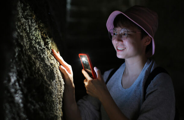 Smartphone Flashlight Hidden Practical Uses Hacks Tips Gujarati 2026